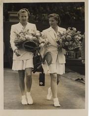 LOUISE BROUGH & MARGARET DU PONT 1950 (WIMBLEDON FINAL) TENNIS PHOTOGRAPH