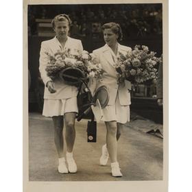 LOUISE BROUGH & MARGARET DU PONT 1950 (WIMBLEDON FINAL) TENNIS PHOTOGRAPH