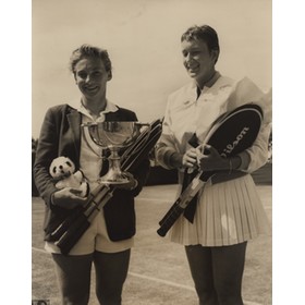 DARLENE HARD & SALLY MOORE 1959 (BECKENHAM) TENNIS PHOTOGRAPH