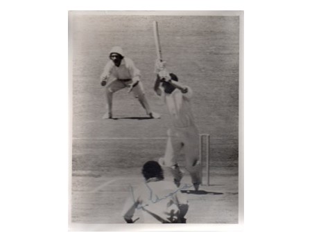 ROSS EDWARDS (AUSTRALIA) 1974 SIGNED CRICKET PHOTOGRAPH