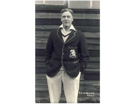 FRANK WOOLLEY (KENT) CRICKET POSTCARD