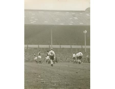 MANCHESTER UNITED V FULHAM 1958 (F.A. CUP SEMI-FINAL) FOOTBALL PHOTOGRAPH - BOBBY CHARLTON SCORES SECOND GOAL