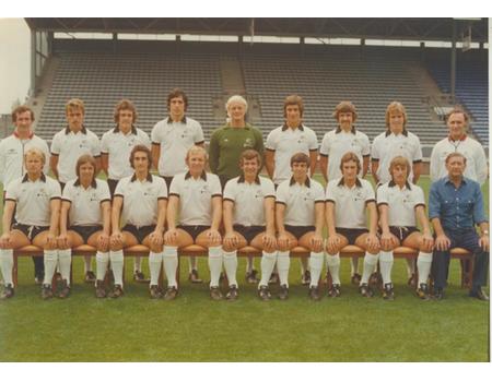 FULHAM FOOTBALL CLUB 1975 TEAM PHOTOGRAPH