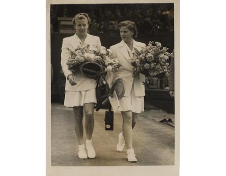 LOUISE BROUGH & MARGARET DU PONT 1950 (WIMBLEDON FINAL) TENNIS PHOTOGRAPH